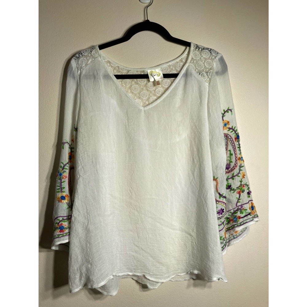 Fig and flower - XL White Embroidered blouse with lace back